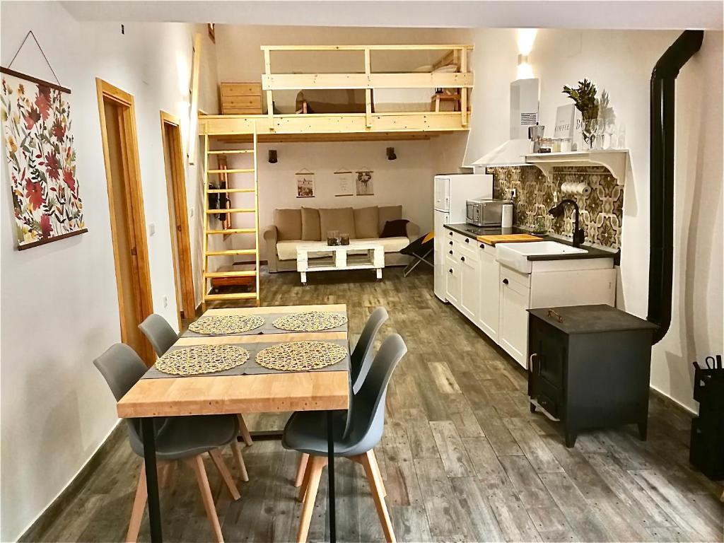 a kitchen and dining room with a table and chairs at Casa Rural El Altillo in Letur