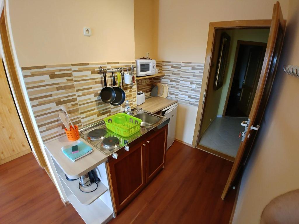 Kuchyň nebo kuchyňský kout v ubytování Ciklámen apartman
