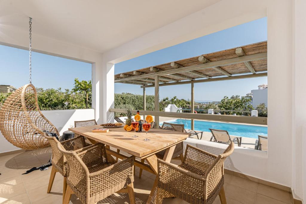 Bazén v ubytování Sea & Olives Suites Hotel and Villas nebo v jeho okolí