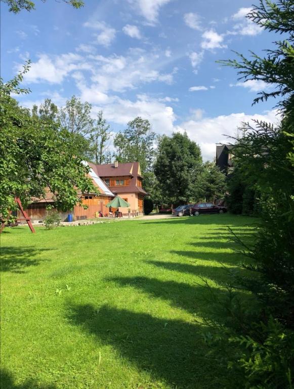 Vonkajšia záhrada v ubytovaní Pokoje pod Jesionami u Bartka