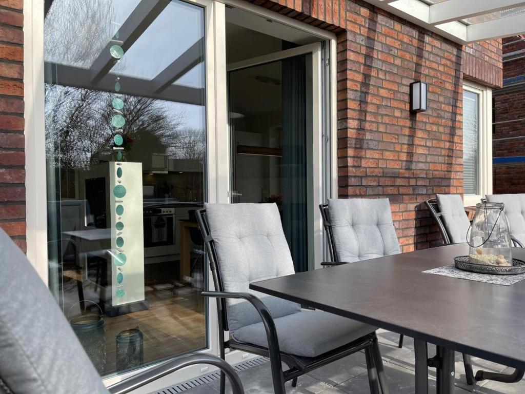 a dining room with a table and chairs at Am Kutterhafen 24 in Fedderwardersiel