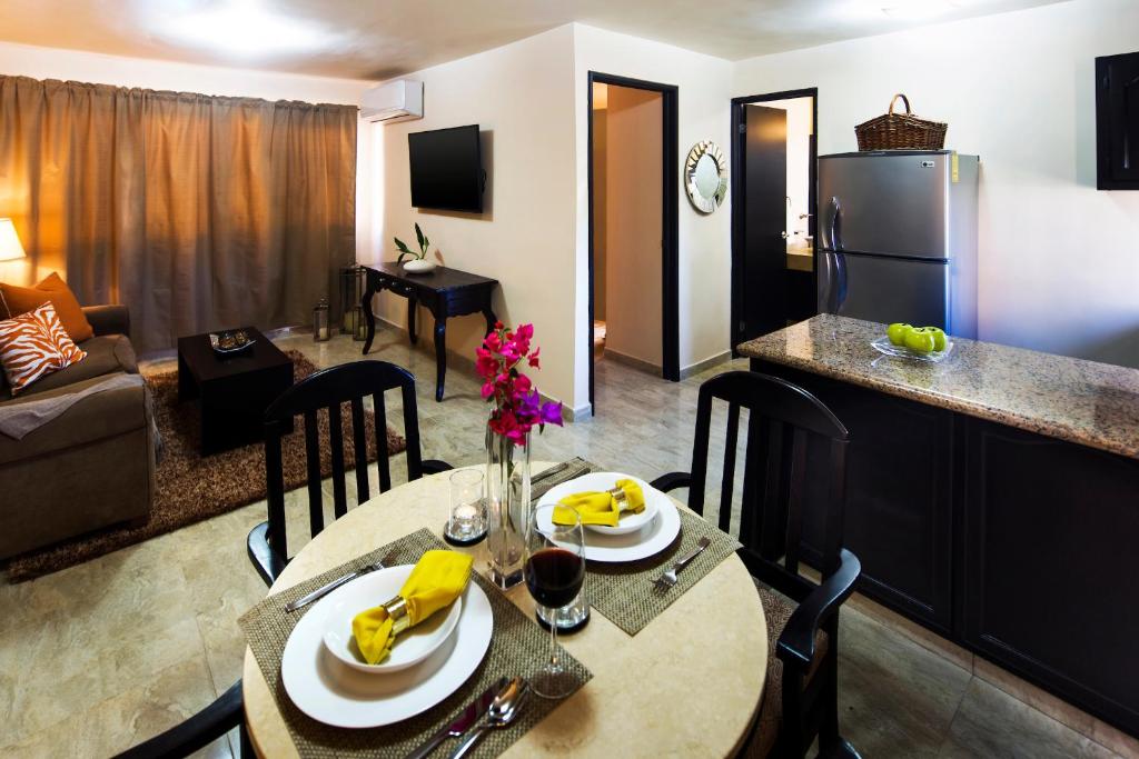 een woonkamer met een tafel met bananen erop bij Coromuel Condo in Cabo San Lucas