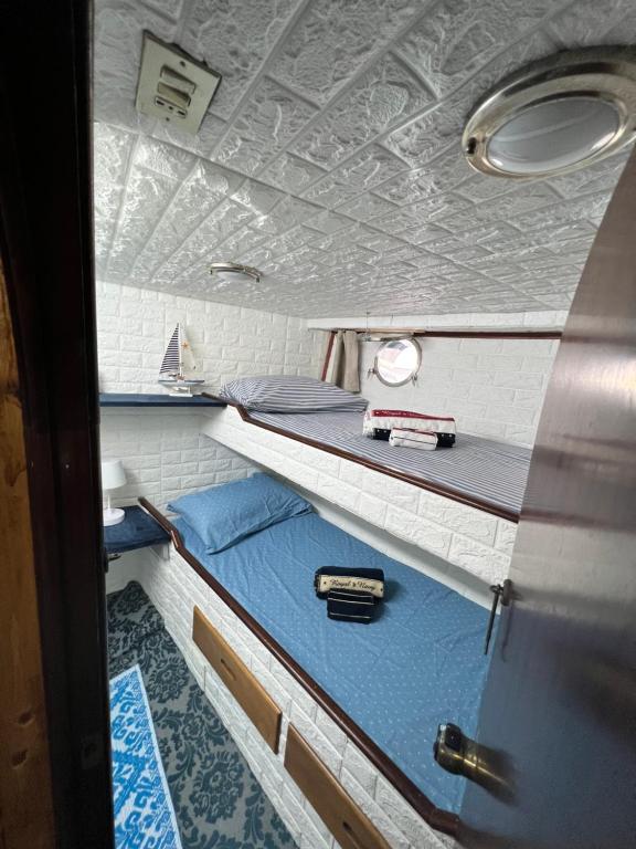 Boat & Breakfast Alicudi - Habitación Gemela Con Baño Compartido