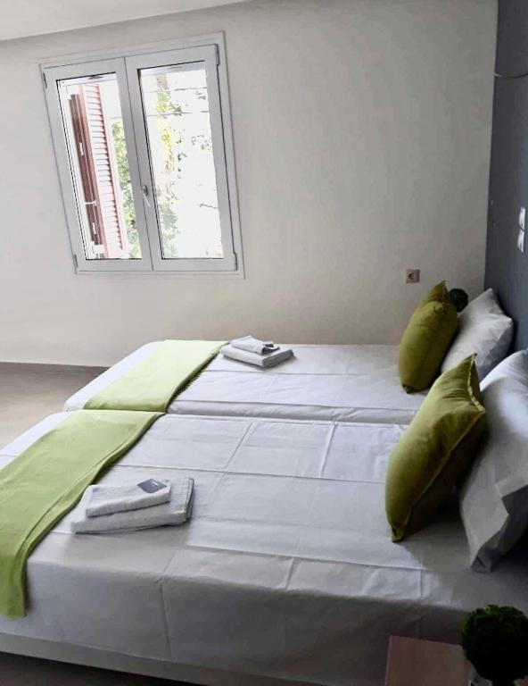 duże białe łóżko w pokoju z oknem w obiekcie *KASTELLINO* FULLY RENOVATED 4Beds/2Bathrooms w mieście Kisamos