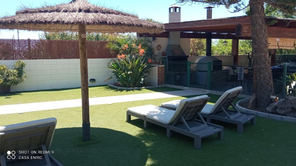 Vonkajšia záhrada v ubytovaní Casa de sueños Benasha con piscina, zona infantil y parking privado