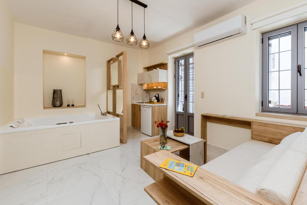 uma grande cozinha branca com uma banheira e um lavatório em Emeli Suites em Chania Town