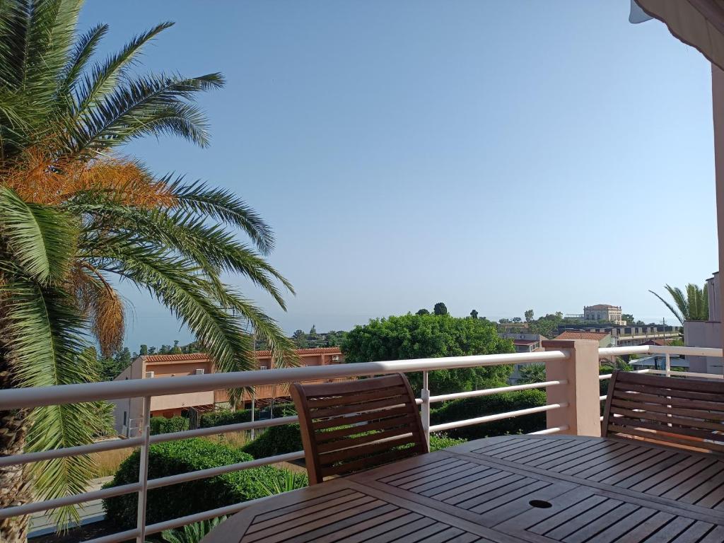 En balkon eller terrasse på Magabu' - swimming pool and free parking