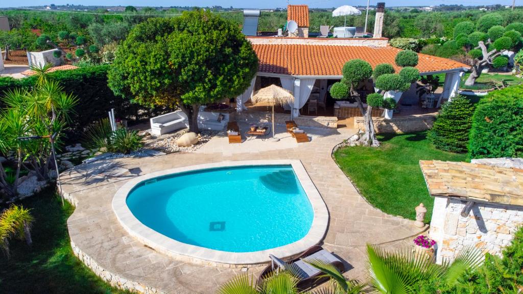 an overhead view of a swimming pool in a backyard at Villa Letto D'Alloro - Royal Dream in Conversano
