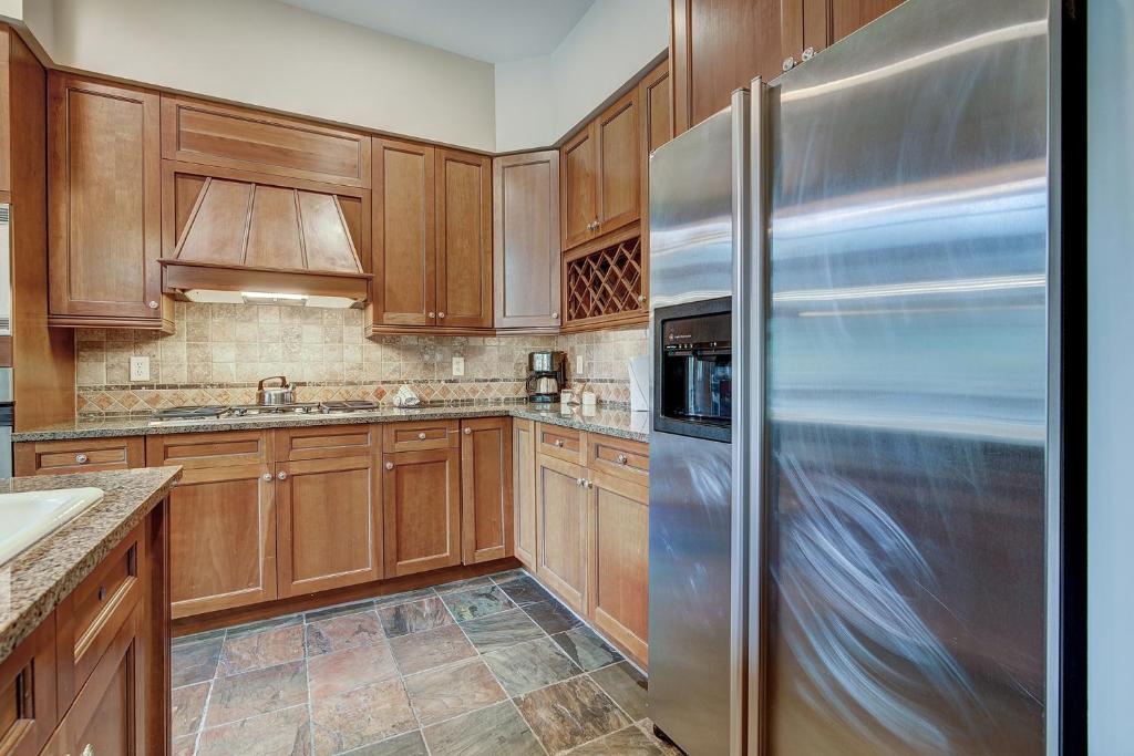 Una cocina o cocineta en Luxurious 2 BR in River Run Village with Ski in ski out condo