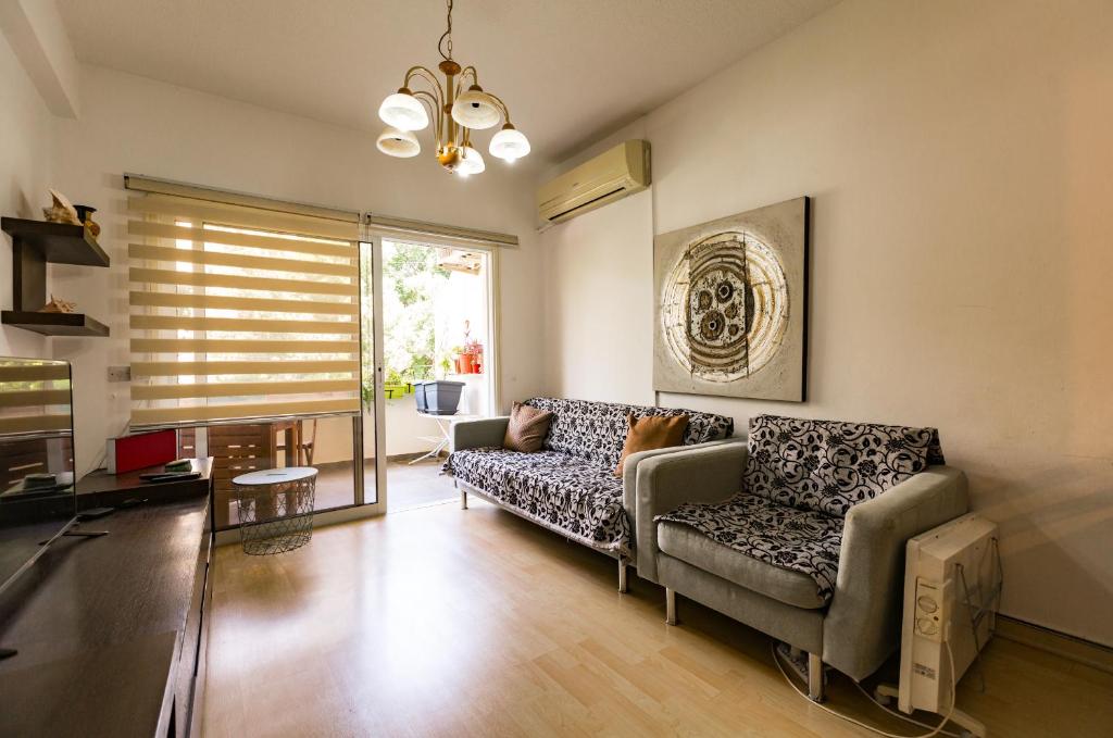 sala de estar con sofá y mesa en Anna-Maria apartment en Limassol