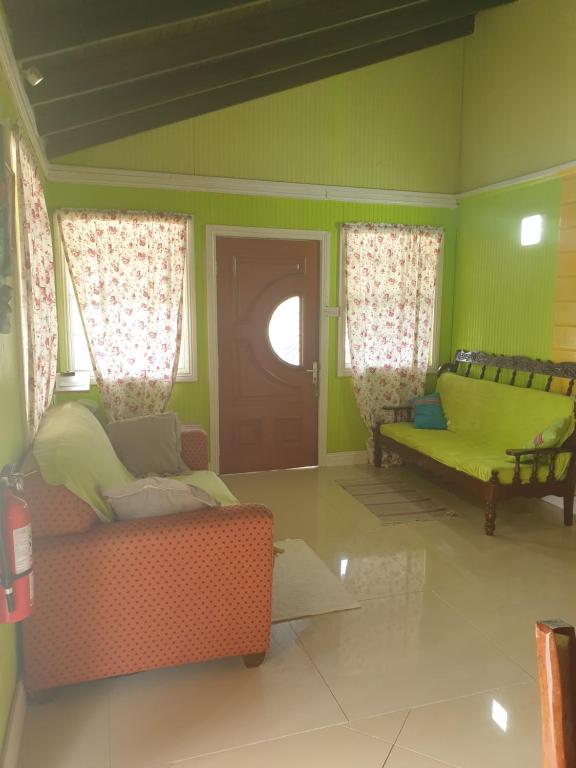Posezení v ubytování Seawind Cottage- Traditional St.Lucian Style