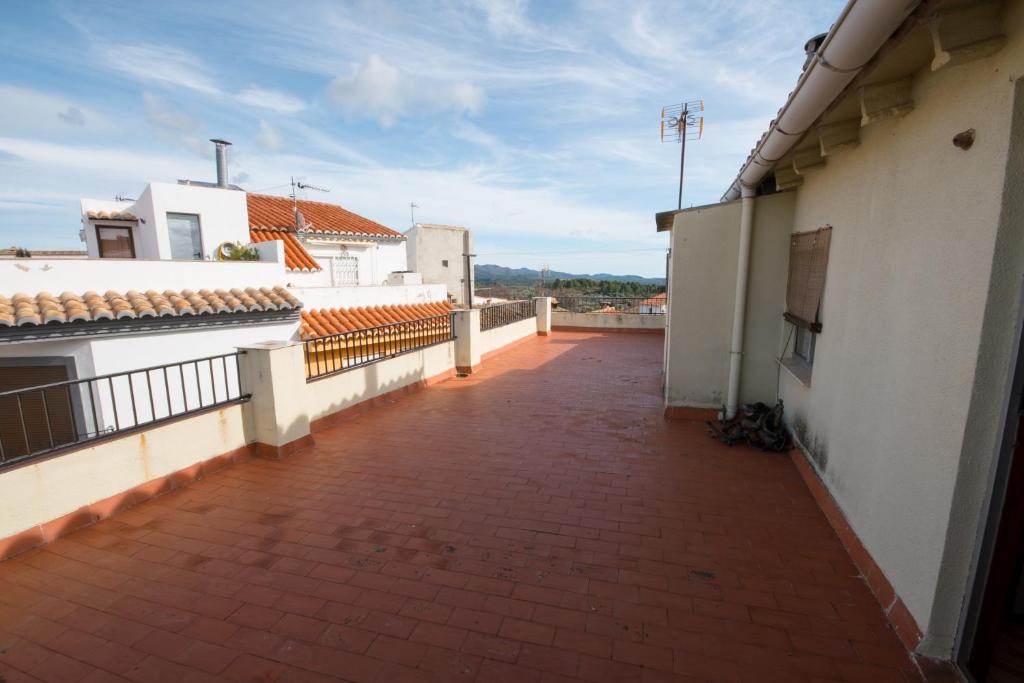 a balcony of a white building with a brick floor at Apartamento Paco 3 cerca de Valencia in Benafer