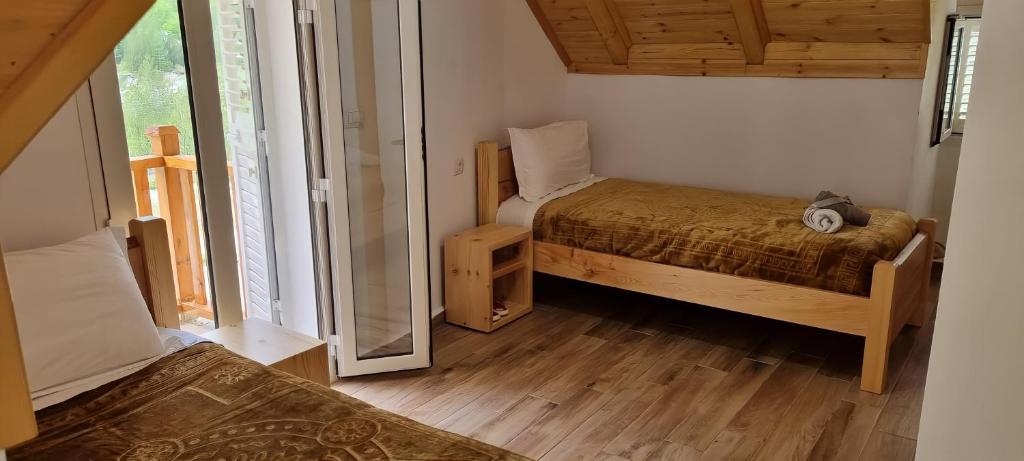 Postel nebo postele na pokoji v ubytování Bujtina Tinari Theth