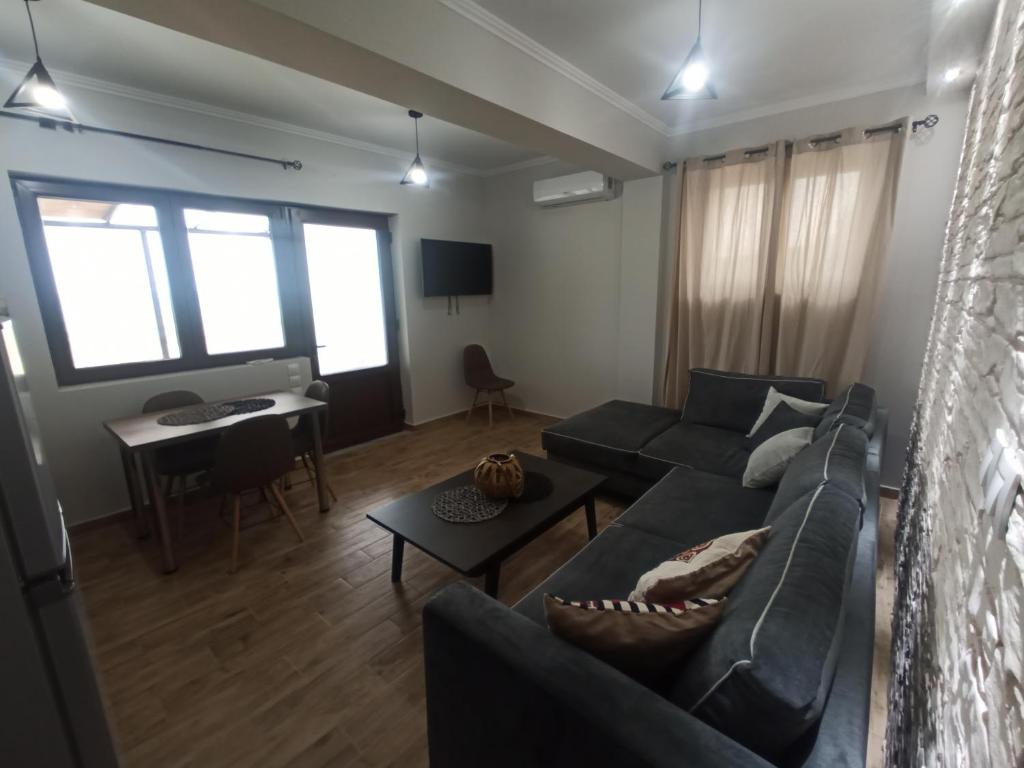TV a/nebo společenská místnost v ubytování MELENIOS HOUSES