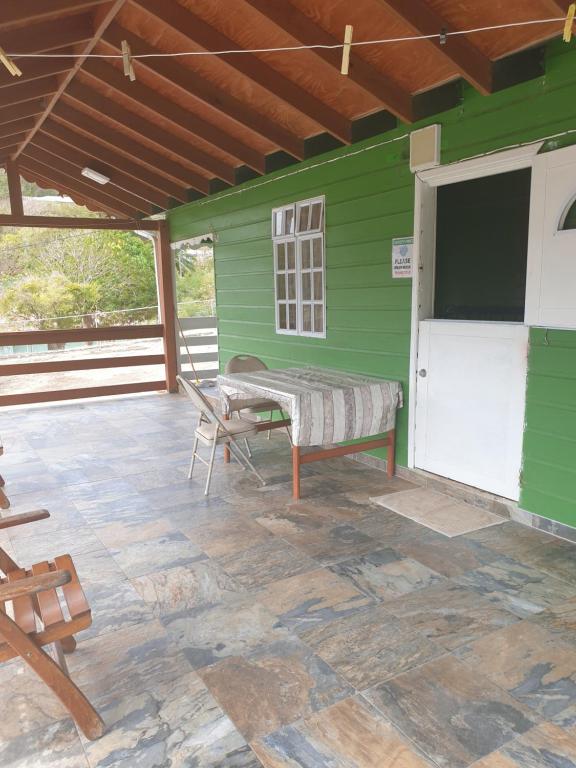 Balkón nebo terasa v ubytování Seawind Cottage- Traditional St.Lucian Style