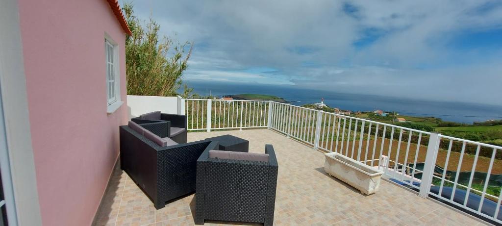 een balkon met stoelen en uitzicht op de oceaan bij Casa de Ponta in Topo