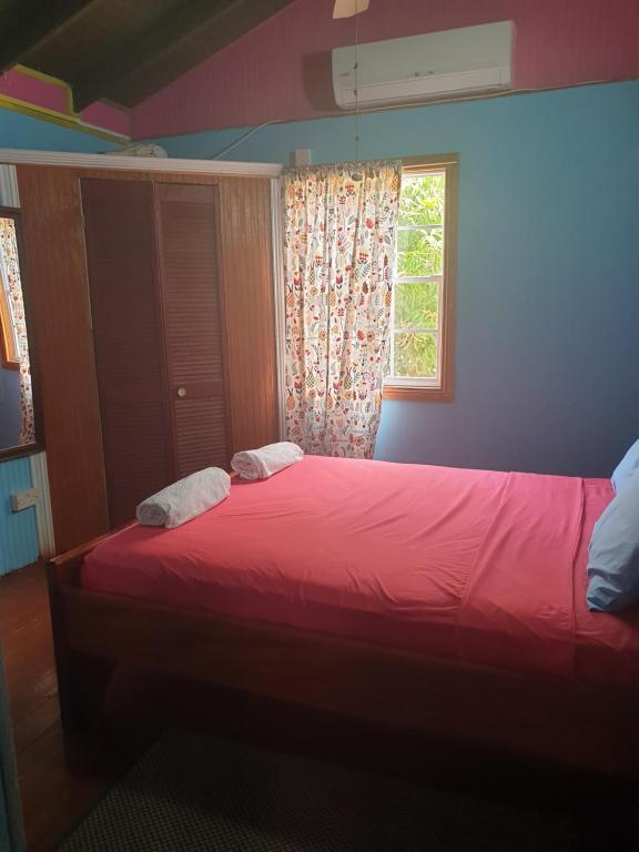 Postel nebo postele na pokoji v ubytování Seawind Cottage- Traditional St.Lucian Style