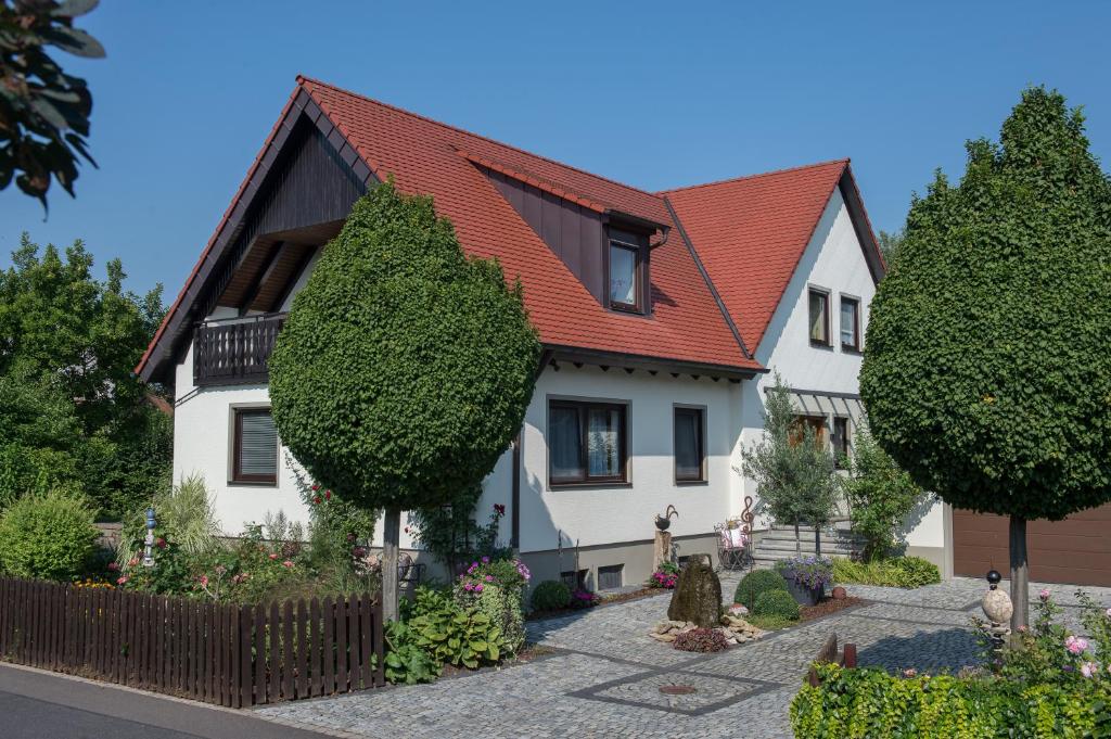 une maison blanche avec un toit rouge dans l'établissement Ferienwohnung TonArt, à Sommerach