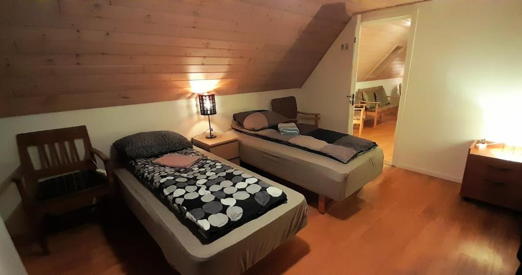 uma sala de estar com duas camas e um sofá em Sleep and Relax - Few minutes drive to the Ferry, Lalandia and the Femern Tunnel project em Rødby
