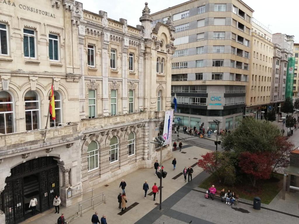 um grupo de pessoas andando em frente a um edifício em Hostal La Mexicana em Santander