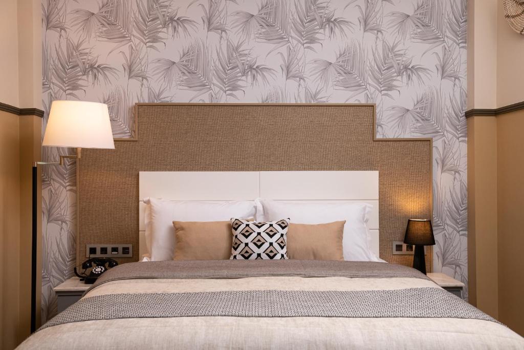 Postel nebo postele na pokoji v ubytování ELLE Rooms & Suites