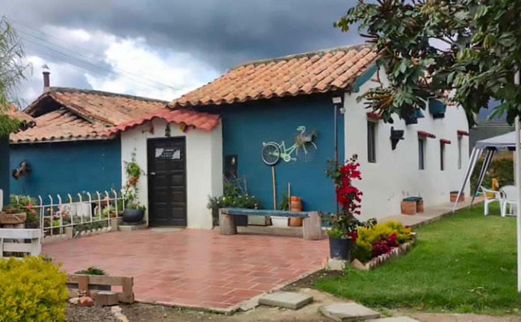 Casa azul y blanca con patio en CASA HOSTAL EL DURAZNO, en El Tendido