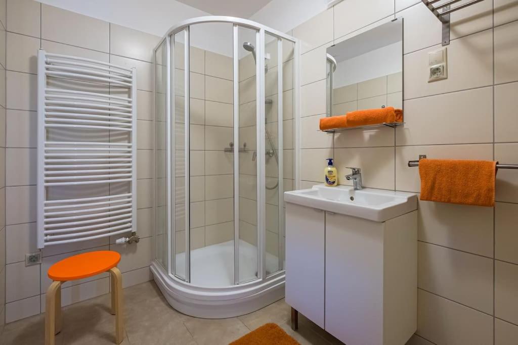 A bathroom at Hedon Brewing Helmut apartment - 200 meter to the Beach