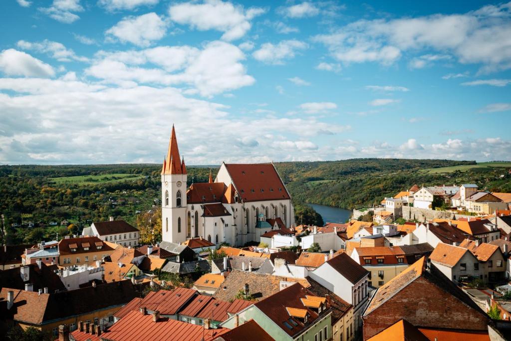 una vista aérea de una ciudad con iglesia en Apartmán v srdci Znojma „Jako doma“, en Znojmo