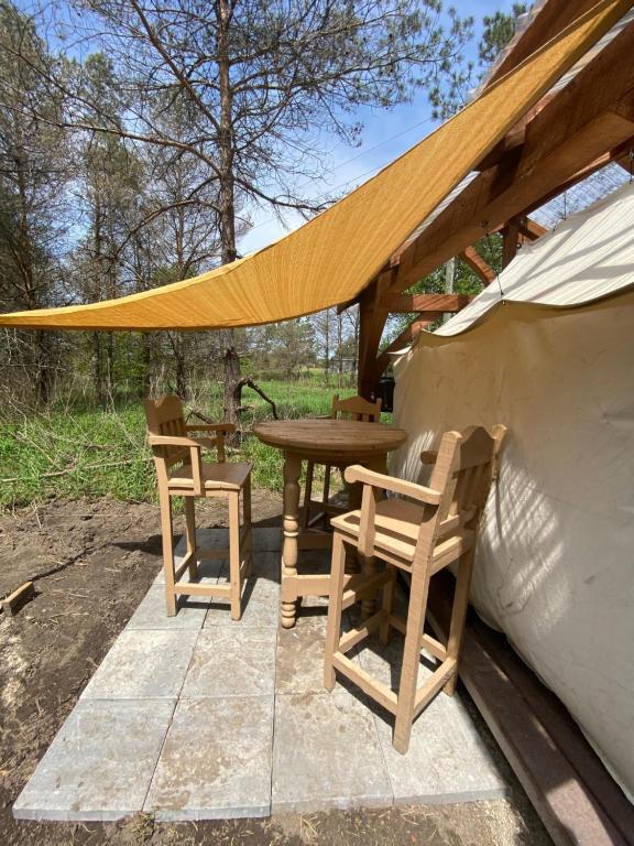Patio nebo venkovní prostory v ubytování Dreamers Writing Farm, 3 Wooded Acres, Hepworth