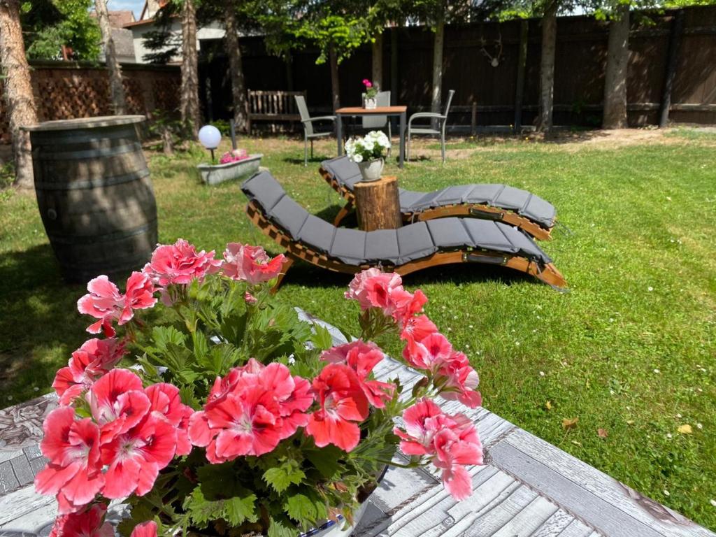 un banco y flores en una mesa en un patio en Ferienwohnung Landliebe, en Rudolstadt