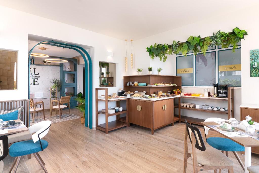 Kuchyň nebo kuchyňský kout v ubytování ELLE Rooms & Suites