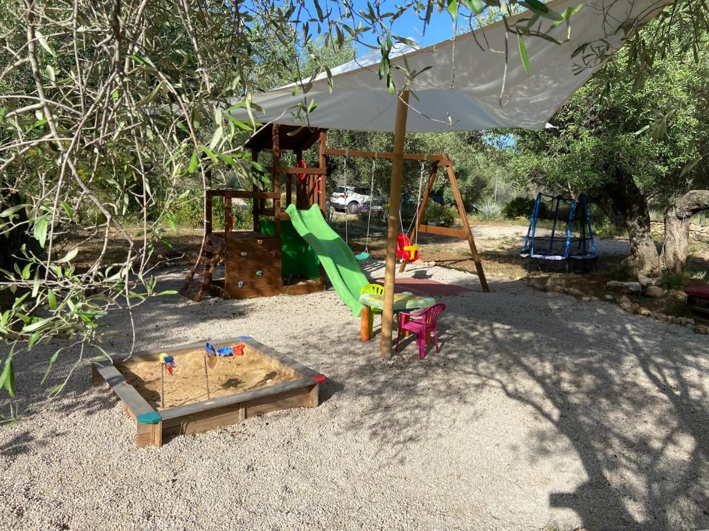 Herní místnost nebo prostor pro děti v ubytování Paraiso Bell Tent