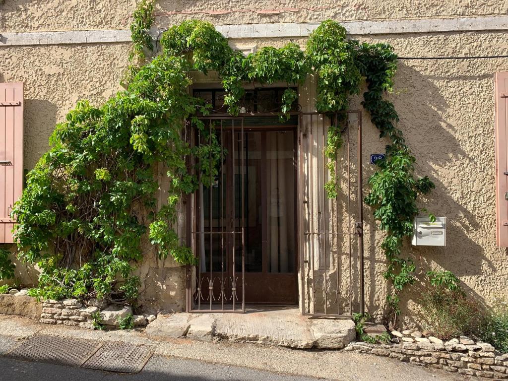 Séjour chez l'habitant Chambre d'hôtes - Chez June , Fontaine-de-Vaucluse,  France - 21 Commentaires clients . Réservez votre hôtel dès maintenant ! -  Booking.com