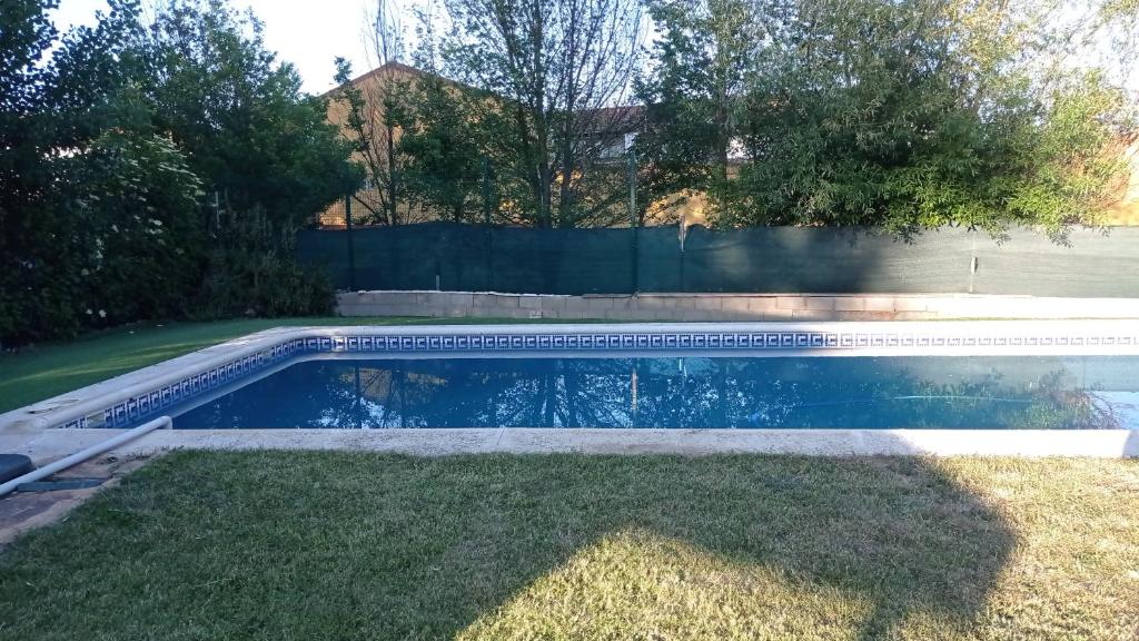 una piscina en el patio trasero de una casa en La Cuquina en Villaturiel