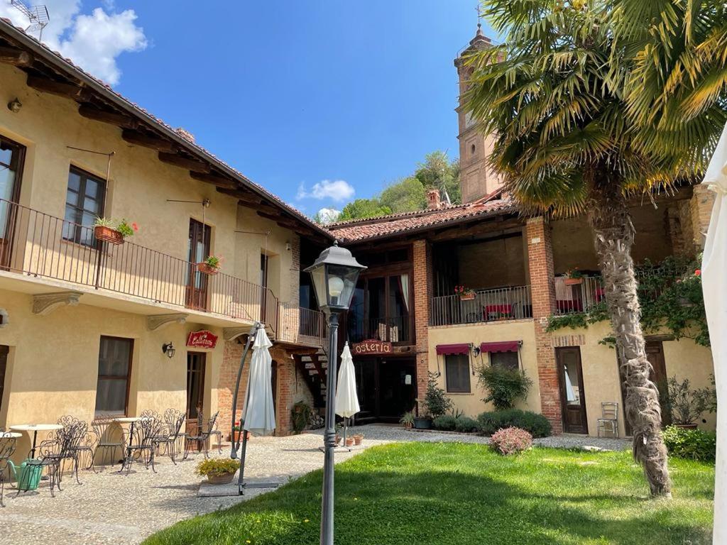 un bâtiment avec un palmier et un éclairage de rue dans l'établissement La Corte del Barbio, à Aramengo