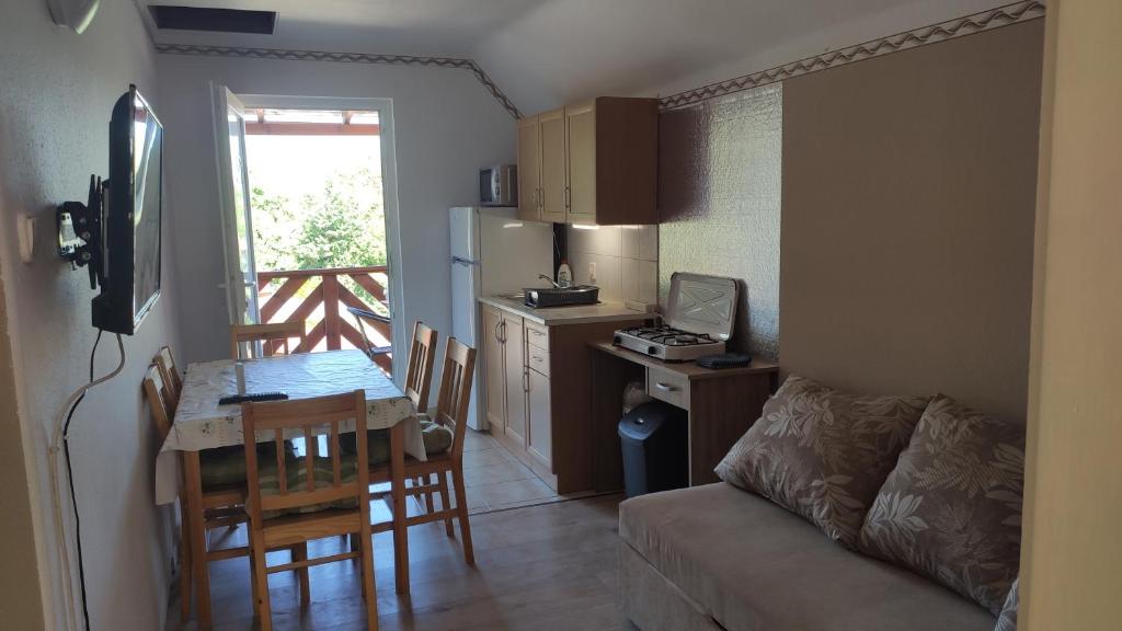 Kuchyňa alebo kuchynka v ubytovaní Lelle Lelke Apartmanház