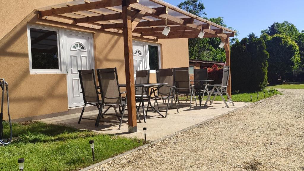 Patio alebo iná vonkajšia časť ubytovania Lelle Lelke Apartmanház