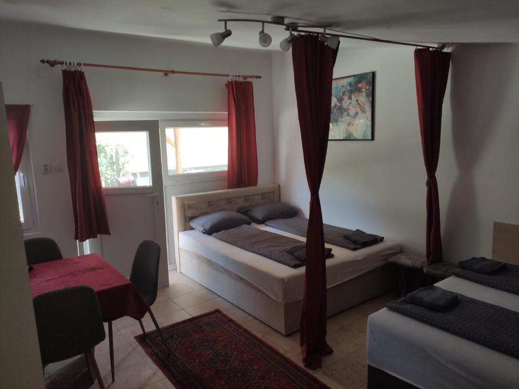 Posteľ alebo postele v izbe v ubytovaní Lelle Lelke Apartmanház