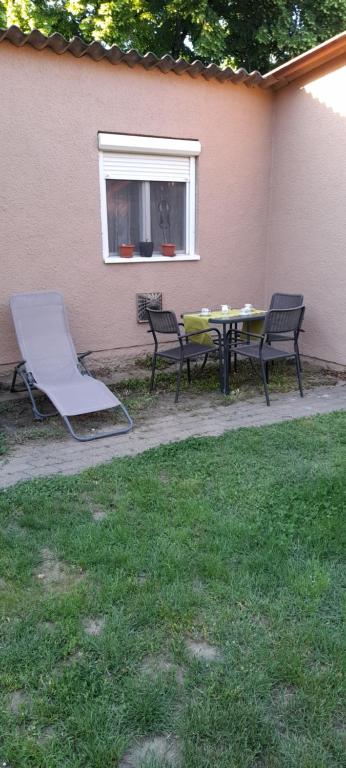 Vonkajšia záhrada v ubytovaní Lelle Lelke Apartmanház