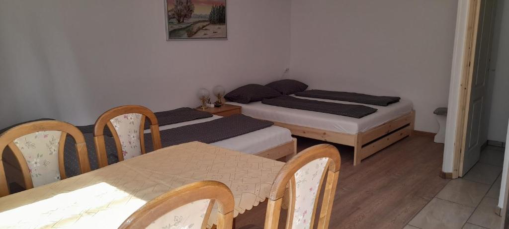 Posteľ alebo postele v izbe v ubytovaní Lelle Lelke Apartmanház