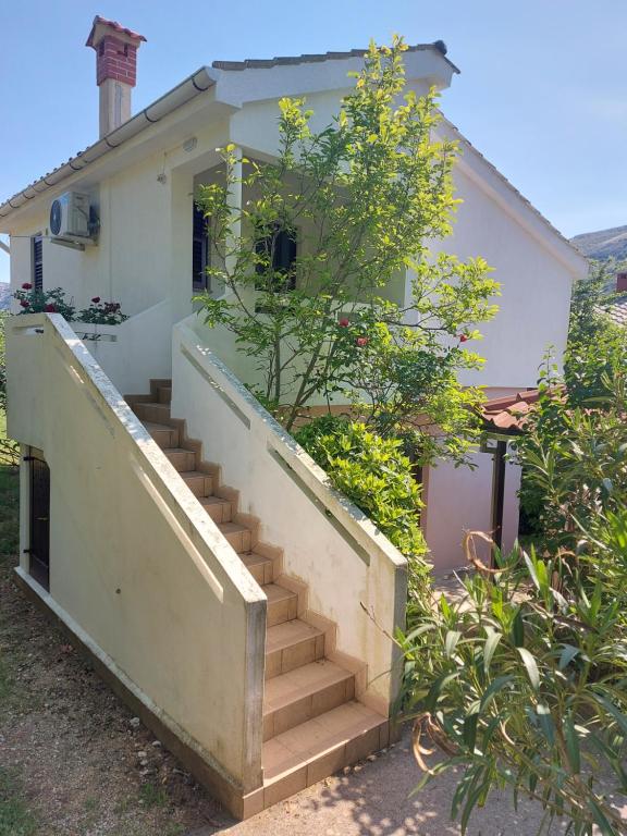 une maison avec un escalier en face de celle-ci dans l'établissement Studio Klara, à Draga Bašćanska