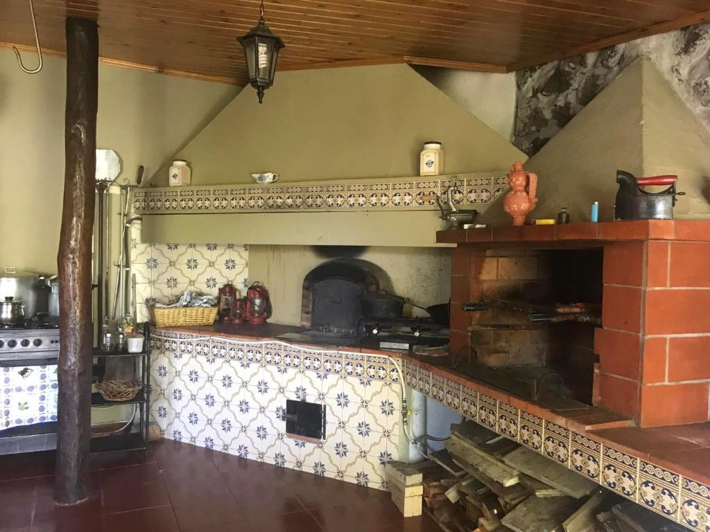 Kuchyň nebo kuchyňský kout v ubytování Quinta dos Dragoeiros - RRAL Nº3452