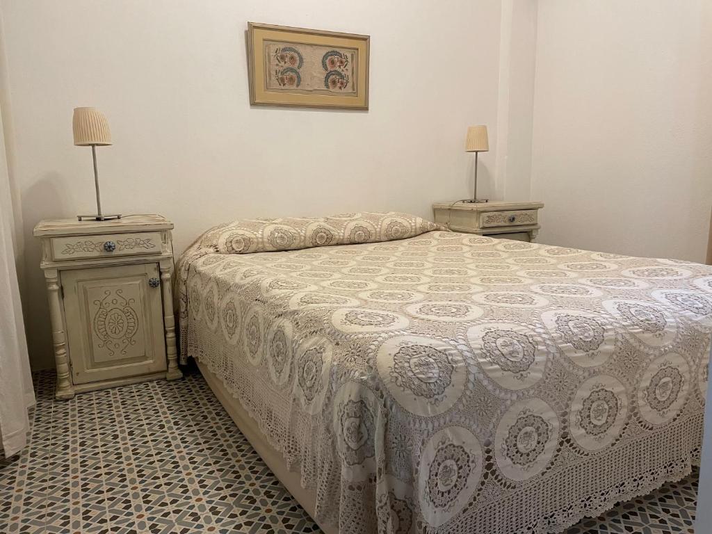A bed or beds in a room at Hotel Kalehan