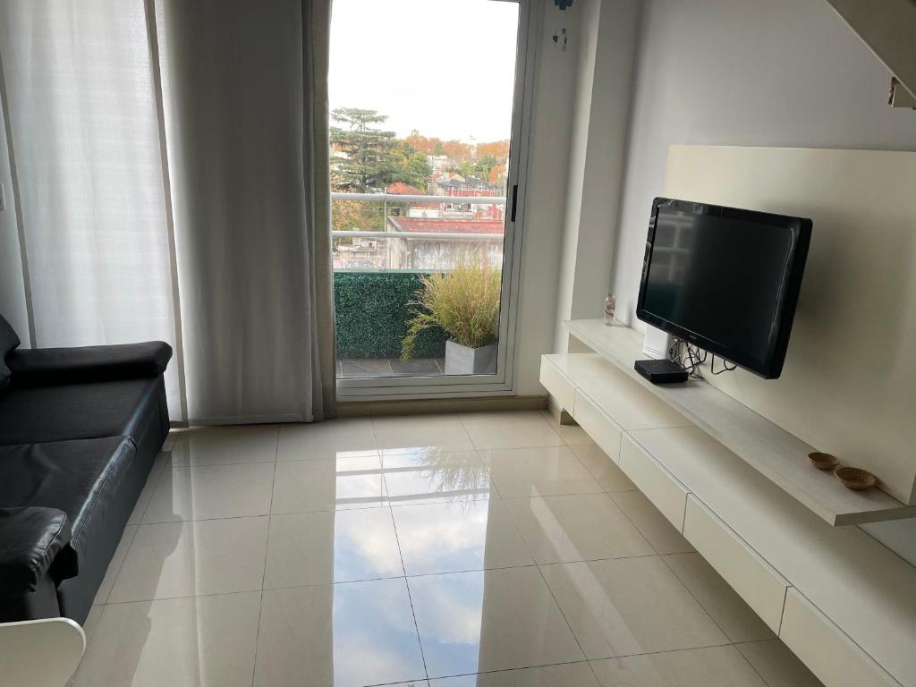 TV a/nebo společenská místnost v ubytování Departamento moderno con cochera en lomas de Zamora