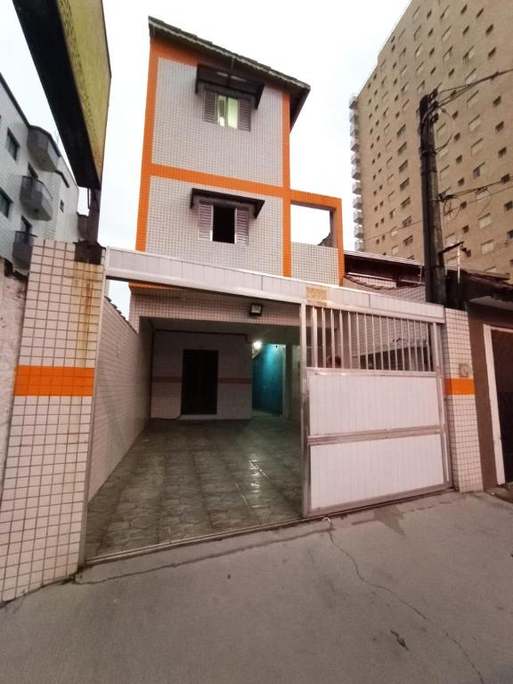 プライア・グランデにあるPousada/suites Praia Grande IIIのガレージ付き家