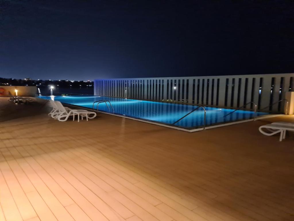 Bazén v ubytování LUXURY 2 Bedroom Apartment in GATEWAY Residence nebo v jeho okolí
