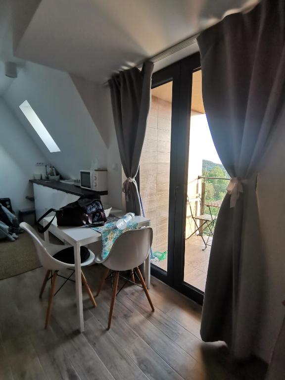 Area tempat duduk di Divčibare Planinski mir A19