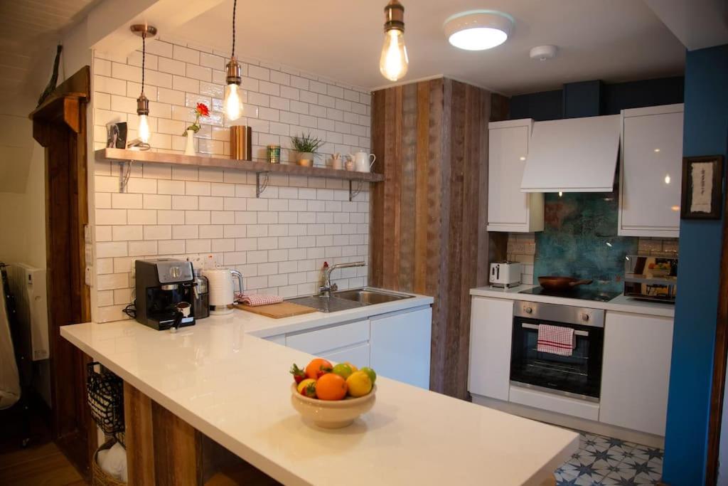 Η κουζίνα ή μικρή κουζίνα στο Cosy Apartment/ Explore The Area/Enjoy our Pub