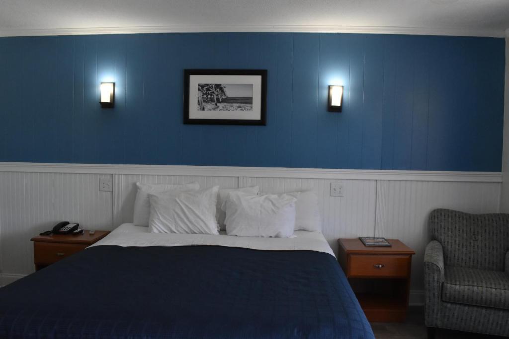 Postel nebo postele na pokoji v ubytování Colonial Inn