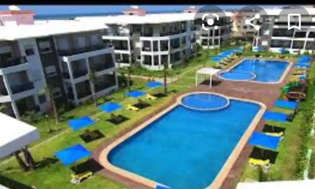 un'immagine di un complesso di appartamenti con piscina di Amwaj Beach Sidi Rahal a Sidi Rahal